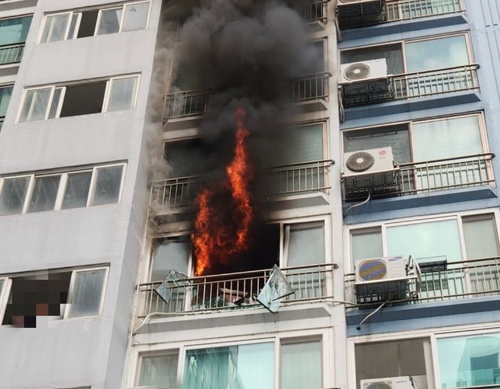 완주군 아파트 5층서 화재…인명피해 없어(종합)