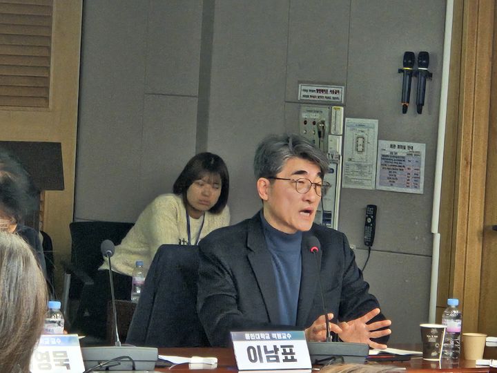 [서울=뉴시스] 박은비 기자 = 이남표 용인대 객원교수가 26일 국회의원회관에서 열린 '국회 과학기술정보방송통신위원장 통합미디어법 TF안 발표 및 시청각미디어서비스법(가제) 제정방향 논의를 위한 토론회'에서 발언하고 있다. 2026.01.26. silverline@newsis.com *재판매 및 DB 금지