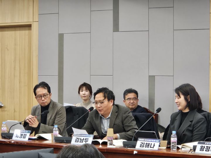 [서울=뉴시스] 박은비 기자 = 권오상 디지털미래연구소 대표가 26일 국회의원회관에서 열린 '국회 과학기술정보방송통신위원장 통합미디어법 TF안 발표 및 시청각미디어서비스법(가제) 제정방향 논의를 위한 토론회'에서 발표하고 있다. 2026.01.26. silverline@newsis.com *재판매 및 DB 금지