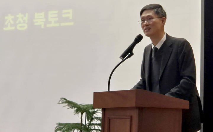 [광주=뉴시스] 변재훈 기자 = 문형배 전 헌법재판소장 권한대행이 26일 광주 동구 광주고법 대회의실에서 열린 '2026년 광주고법·지법 새해맞이 명사 초청 북토크'에 참석해 강연하고 있다. 2026.01.26. wisdom21@newsis.com *재판매 및 DB 금지