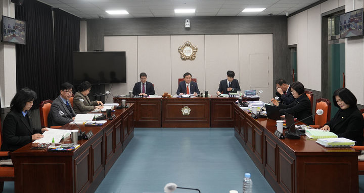 26일 태백시의회 위원회실에서 열린 시의회 제290회 임시회에서 2026년 주요업무 보고를 받고 있다.(사진=태백시의회 제공) *재판매 및 DB 금지