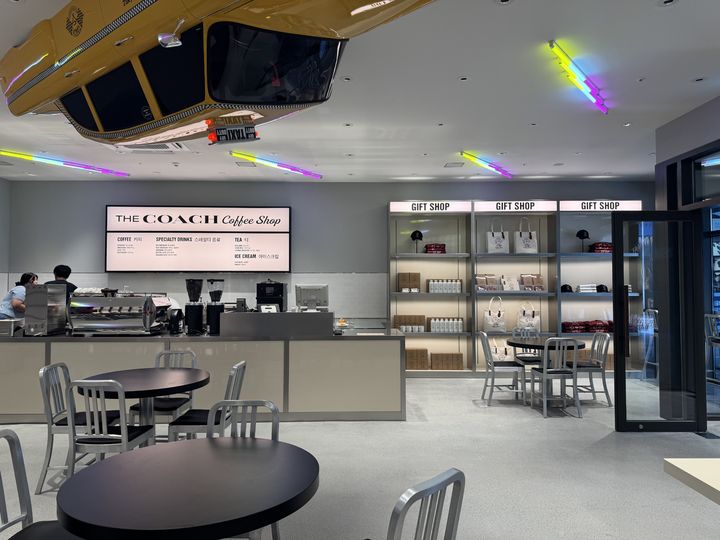 [서울=뉴시스] 롯데 프리미엄아울렛 동부산점 코치 커피숍. (사진=롯데백화점 제공)   *재판매 및 DB 금지