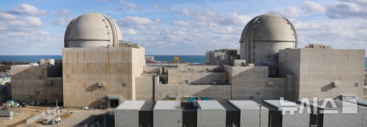 [세종=뉴시스]울산 울주군에 건설중인 새울3,4호기(오른쪽 3호기).(사진=한국수력원자력 제공)