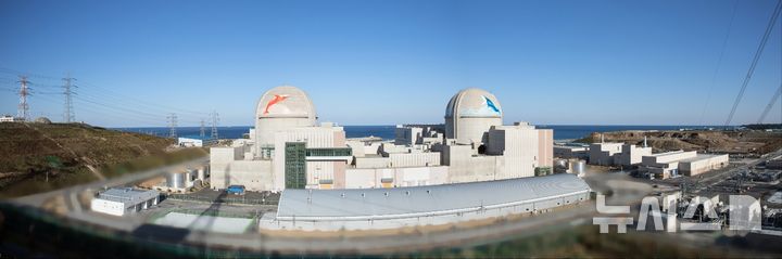 [세종=뉴시스]경북 울진에 운영중인 신한울1,2호기(왼쪽 1호기).(사진=한국수력원자력 제공)