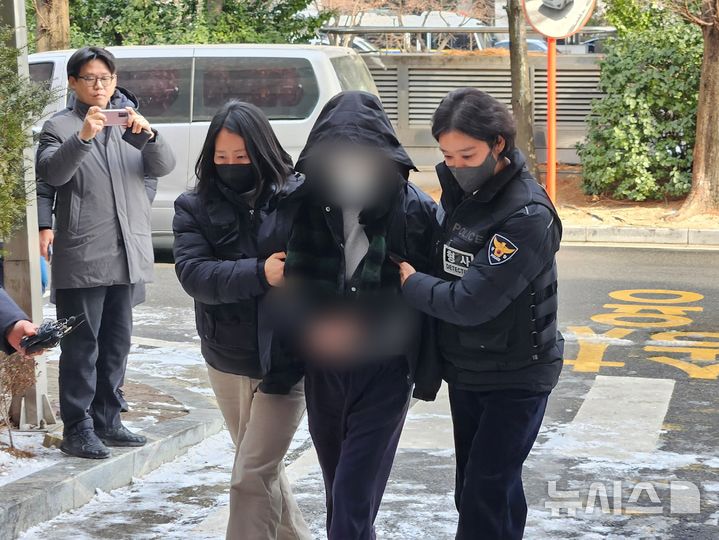 [인천=뉴시스] 이루비 기자 = 90대 노모를 폭행해 숨지게 한 혐의를 받는 60대 여성이 26일 오후 인천 미추홀구 인천지법에서 열린 구속 전 피의자 심문(영장실질심사)에 출석하고 있다. 2026.01.26. ruby@newsis.com