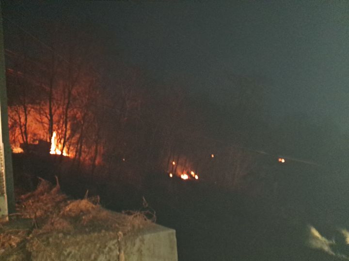 [울산=뉴시스] 26일 울산 울주군 온산읍 화산리 야산에서 불이나 불길이 올라오고 있다. 2026.01.26. (사진=울산소방본부 제공) photo@newsis.com *재판매 및 DB 금지
