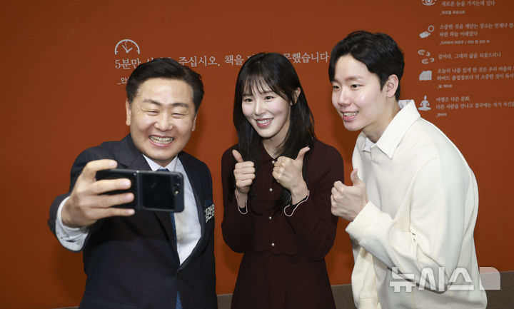 [전주=뉴시스] 26일 전주 화산체육관에서 열린 전주하계올림픽·패럴림픽 홍보대사·홍보서포터즈 위촉식에 김관영 전북지사와 홍보대사로 위촉된 김아랑 선수 전 쇼트트랙 국가대표, 서승재 선수 배드민턴 국가대표 선수와 기념촬영을 하고 있다. (사진= 전북자치도 제공) 2026.01.26 *재판매 및 DB 금지