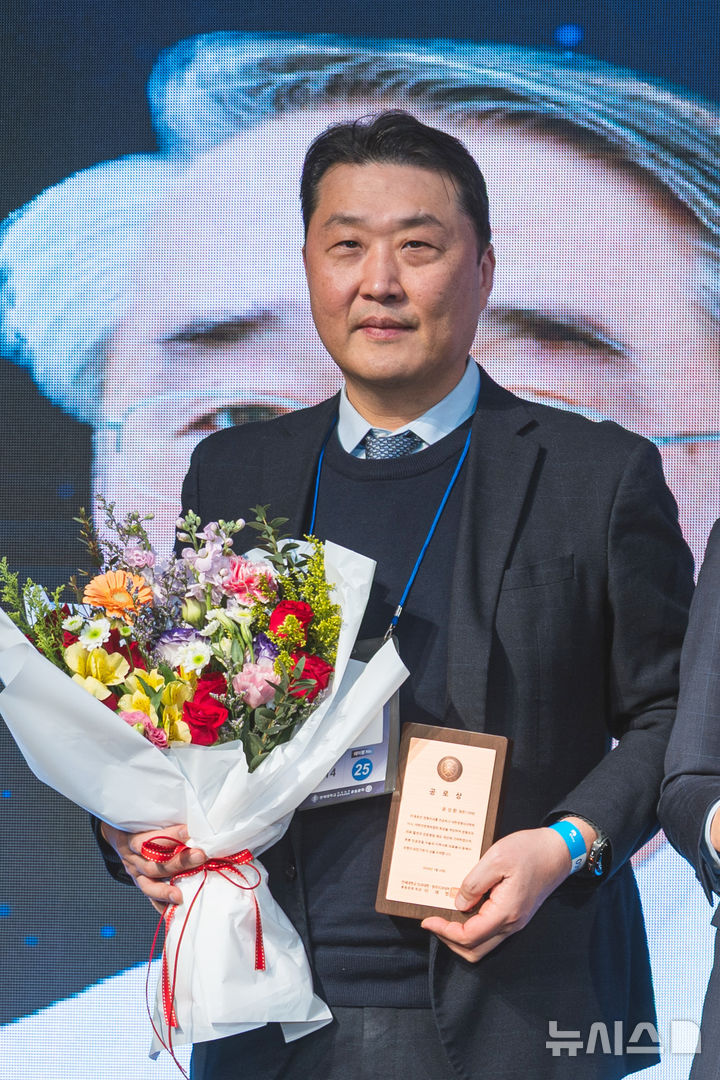 [수원=뉴시스] 윤성환 이춘택병원장이 연세대학교 의과대학 총동문회로부터 공로상을 수상했다. (사진=이춘택병원 제공) 2026.01.26. photo@newsis.com