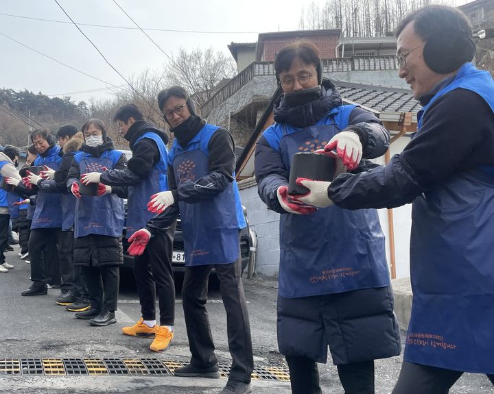 신한투자증권 이선훈 대표, 정용욱 신한프리미어총괄사장, 정근수 CIB총괄사장 등 임직원들이 개미마을에서 연탄봉사활동을 진행했다. (사진=신한투자증권 제공) photo@newsis.com&nbsp; *재판매 및 DB 금지
