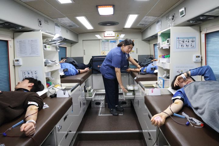 [동해=뉴시스] 26일 동해해경 직원들이 혈액원 헌혈버스에서 헌혈을 하고 있다.(사진=동해해경 제공)photo@newsis.com *재판매 및 DB 금지