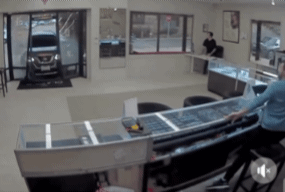 [서울=뉴시스] SUV차량이 보석상을 들이받는 모습. (사진출처: Classic Jewelers페이스북 캡처) 2026.01.26. *재판매 및 DB 금지