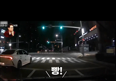 [뉴시스] 밤 시간대 도로 한가운데에서 절을 하는 남성의 모습이 담긴 영상이 공개돼 온라인에서 화제를 모으고 있다. (사진=온라인 커뮤니티) *재판매 및 DB 금지