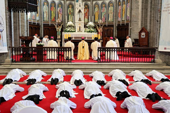 [서울=뉴시스] 2025년 2월 명동성당에서 열린 천주교 서울대교구 사제 서품식에서 사제 수품자들이 부복하고 있다. (사진=천주교 서울대교구 제공) 2026.01.26. photo@newsis.com *재판매 및 DB 금지