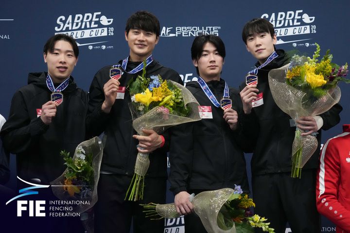 [서울=뉴시스]펜싱 남자 사브르 대표팀 월드컵 단체전 우승. (사진=대한펜싱협회 제공)