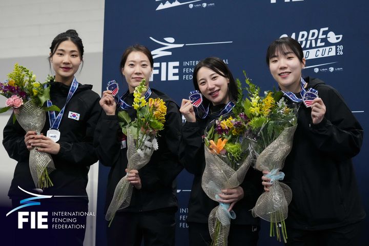 [서울=뉴시스]펜싱 여자 사브르 월드컵 단체전 은메달. (사진=대한펜싱협회 제공)