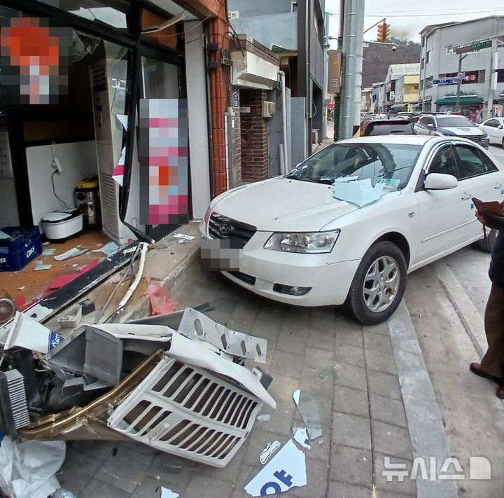 단양서 70대가 몰던 승용차 상가 돌진, 조수석 아내 부상