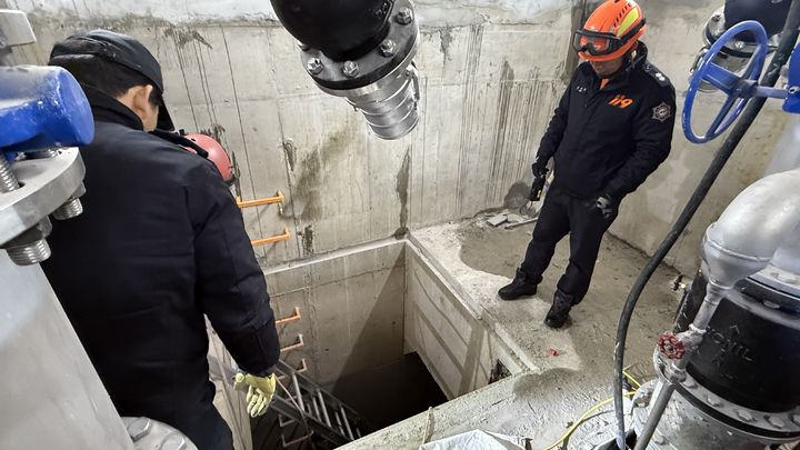 [울산=뉴시스] 26일 울산 울주군 삼남읍 교동리의 한 지하차도 공사에서 50대 작업자 A씨가 3m 아래 집수장으로 추락해 소방당국이 구조 중이다. (사진=울산소방본부 제공) 2026.01.26. photo@newsis.com&nbsp; *재판매 및 DB 금지