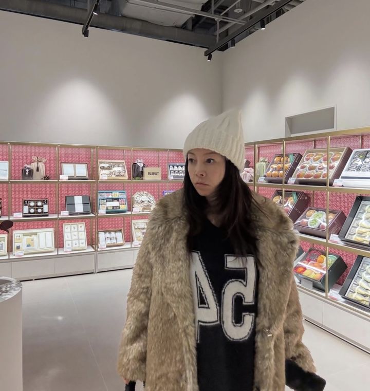 62세 황신혜, 쇼핑 중 찰칵…털 재킷에 눈길