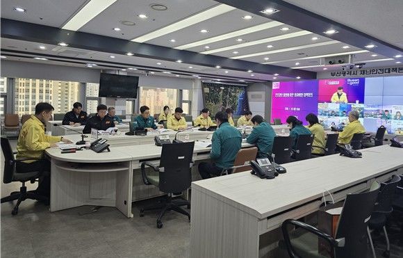 [부산=뉴시스] 부산시는 건조경보가 발효되면서 화재 발생 가능성이 커짐에 따라 화재 예방을 위한 대응 체계 점검에 나섰다. 시는 26일 민안전실장 주재로 시청 재난안전대책본부에서 화재 예방 긴급 대책회의를 열고, 건조특보 상황에 따른 화재 예방 대응 체계를 점검했다. (사진=부산시 제공) 2026.01.26. photo@newsis.com *재판매 및 DB 금지