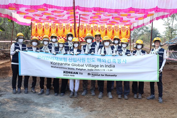 [서울=뉴시스] 코리안리 신입사원들이 지난 19일부터 24일 뭄바이 인근 팔가르 지역에서 진행된 해외 건축 봉사활동에 참여하고 기념촬영을 하고 있다. (사진=코리안리 제공) 2026.01.26. photo@newsis.com *재판매 및 DB 금지