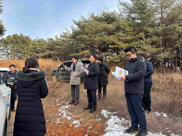 [태안=뉴시스] 산림청이 충남도의 광역 단위 소나무재선충병 방제전략 점검을 위한 긴급회의를 태안군 피해지 현장에서 열고 있다.(사진=산림청 제공) *재판매 및 DB 금지
