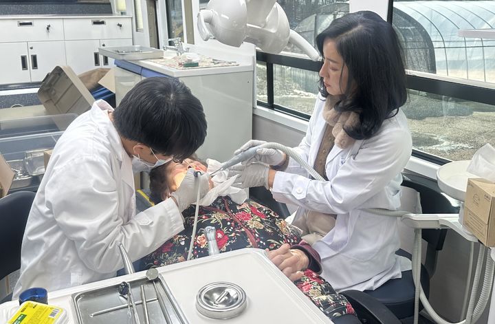 [정읍=뉴시스] 정읍지역의 치과없는 한 시골마을 주민이 시 보건소의 구강보건 이동버스에서 치과치료를 받고 있다. *재판매 및 DB 금지