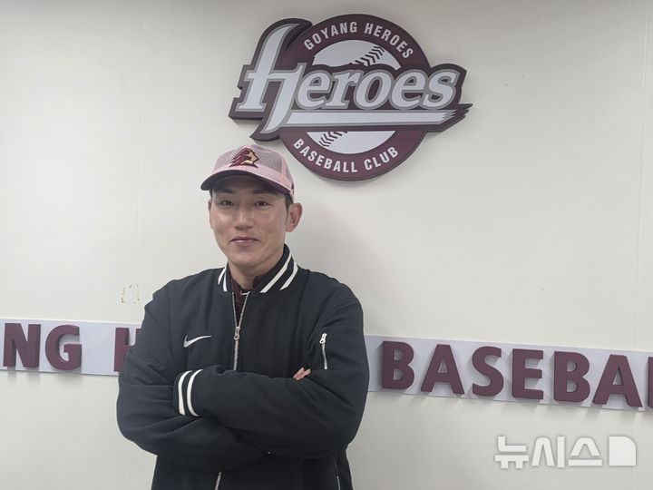 [고양=뉴시스] 김희준 기자 = 서건창이 26일 경기 고양 국가대표 야구훈련장에서 인터뷰를 가진 뒤 포즈를 취하고 있다. 2026.01.26jinxijun@newsis.com