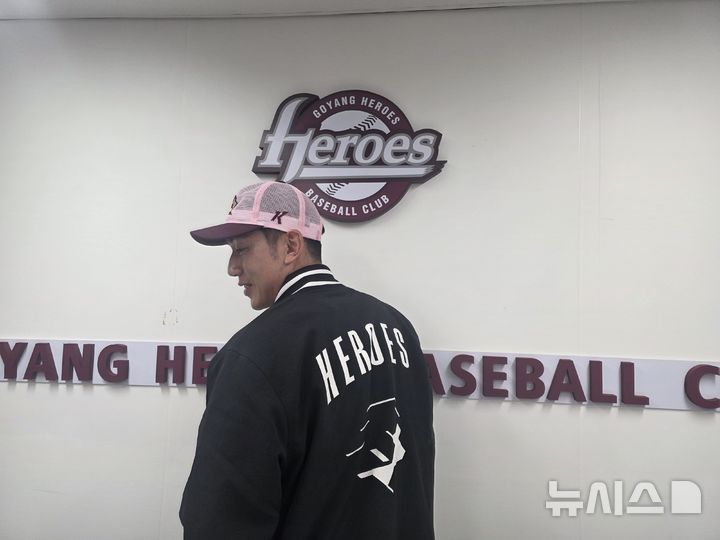 [고양=뉴시스] 김희준 기자 = 서건창이 26일 경기 고양 국가대표 야구훈련장에서 인터뷰를 가진 뒤 포즈를 취하고 있다. 2026.01.26jinxijun@newsis.com