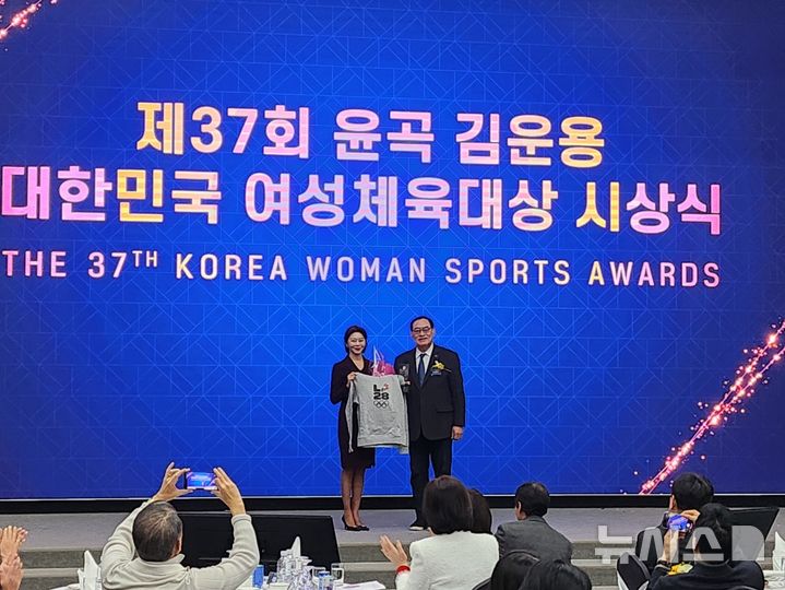 [서울=뉴시스] 박윤서 기자 = 제37회 윤곡 김운용 대한민국 여성체육대상 시상식에서 대상을 받은 당구 김가영. 2026.01.26.
