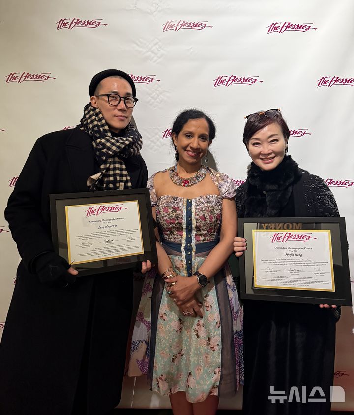 [서울=뉴시스] 20일(현지시간) 미국 뉴욕에서 열린 ‘뉴욕 댄스 & 퍼포먼스 어워드’, 이른바 베시 어워드(The Bessies)에서 서울시무용단의 '일무'를 안무한 정혜진·김성훈·김재덕이 최우수 안무가·창작자(Outstanding Choreographer·Creator)’ 상을 받았다. 이날 김성훈(맨 왼쪽) 안무가와 정혜진 예술감독(맨 오른쪽)이 상기타 예슬리 베시어워드 총괄 디렉터와 기념 촬영을 하고 있다. (사진=김성훈 안무가 제공) 2026.01.26.