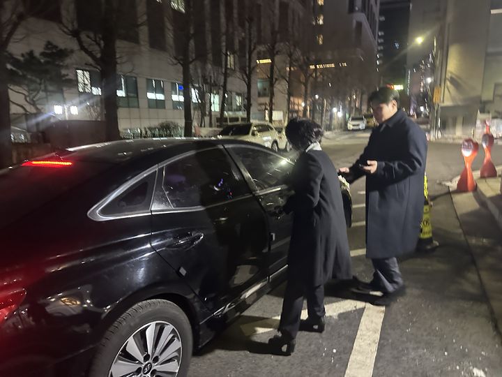 [서울=뉴시스] 이지영 기자= 김병기 무소속 의원에게 공천헌금 2000만원을 제공한 혐의를 받는 전 동작구의원이 26일 오후 7시43분께 조사를 마치고 준비된 차량을 타고 귀가하고 있다. 2026.01.26 *재판매 및 DB 금지