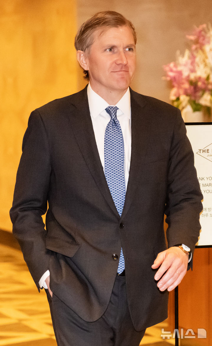 [서울=뉴시스] 김선웅 기자 = 엘브리지 콜비 미국 국방부 정책담당 차관이 28일 일본 방위성 및 외무성 차관과 각 회담했다. 사진은 콜비 차관이 지난 26일 서울 종로구 포시즌스호텔에서 조현 외교부 장관과 양국 간 외교안보 핵심 현안을 논의하기 위해 장소로 들어서는 모습. 2026.01.28. mangusta@newsis.com