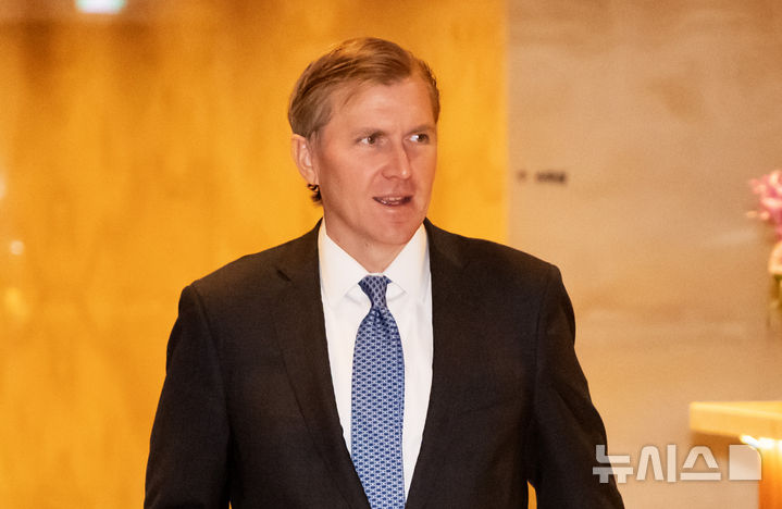 [서울=뉴시스] 김선웅 기자 = 엘브리지 콜비 미국 국방부 정책담당 차관이 지난 1월 26일 오전 서울 종로구 포시즌스호텔에서 조현 외교부 장관과 양국간 외교안보 핵심 현안을 논의하기 위해 장소로 들어서고 있다. 2026.01.26. mangusta@newsis.com