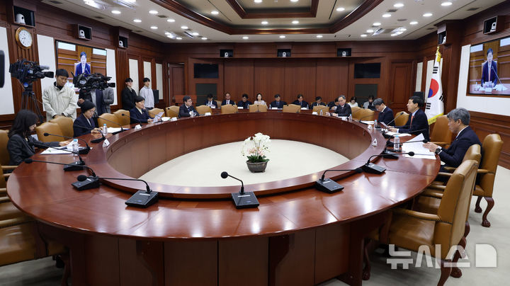 [서울=뉴시스] 김선웅 기자 = 구윤철 부총리 겸 재정경제부 장관이 26일 서울 종로구 정부서울청사에서 열린 대외경제장관회의에서 모두발언을 하고 있다. 2026.01.26. mangusta@newsis.com