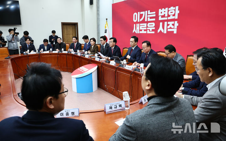 [서울=뉴시스] 김명년 기자 = 송언석 국민의힘 원내대표가 26일 오전 서울 여의도 국회에서 열린 최고위원회의에서 발언하고 있다. 2026.01.26. kmn@newsis.com