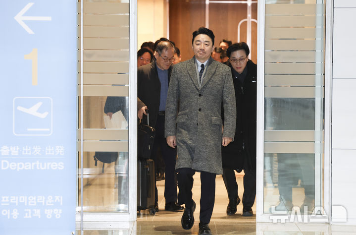 [인천공항=뉴시스] 김근수 기자 = 강훈식 대통령 비서실장과 김정관 산업통상부 장관, 이용철 방위사업청장이 26일 인천 중구 인천국제공항 제2여객터미널에서 '캐나다 초계 잠수함 프로젝트'(CPSP) 사업 등 정부의 캐나다 방산 협력을 지원을 위해 출국장으로 이동하고 있다. 2026.01.26. ks@newsis.com