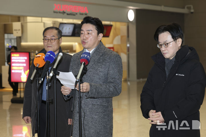 [인천공항=뉴시스] 김근수 기자 = 강훈식 대통령 비서실장이 26일 인천 중구 인천국제공항 제2여객터미널에서 '캐나다 초계 잠수함 프로젝트'(CPSP) 사업 등 정부의 캐나다 방산 협력을 지원을 위해 캐나다로 출국 전 취재진 질문에 답하고 있다. 왼쪽부터 이용철 방사청장, 강 비서실장, 김정관 산업통상부 장관. 2026.01.26. ks@newsis.com