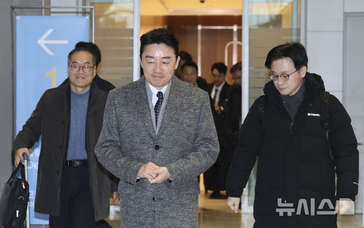 [인천공항=뉴시스] 김근수 기자 = 강훈식 대통령 비서실장과 김정관 산업통상부 장관, 이용철 방위사업청장이 26일 인천 중구 인천국제공항 제2여객터미널에서 '캐나다 초계 잠수함 프로젝트'(CPSP) 사업 등 정부의 캐나다 방산 협력을 지원을 위해 출국장으로 이동하고 있다. 2026.01.26. ks@newsis.com