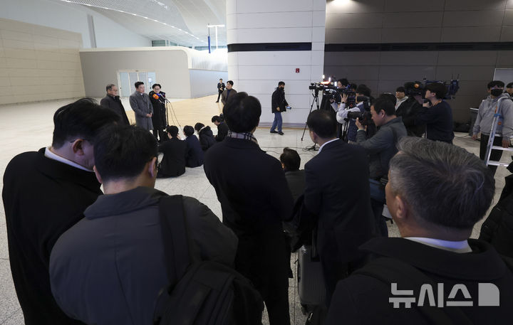 [인천공항=뉴시스] 김근수 기자 = 강훈식 대통령 비서실장이 26일 인천 중구 인천국제공항 제2여객터미널에서 '캐나다 초계 잠수함 프로젝트'(CPSP) 사업 등 정부의 캐나다 방산 협력을 지원을 위해 캐나다로 출국 전 취재진 질문에 답하고 있다. 2026.01.26. ks@newsis.com