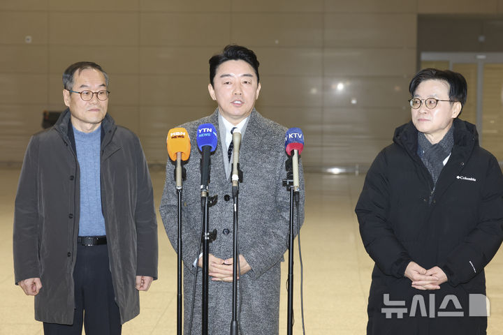 [인천공항=뉴시스] 김근수 기자 = 강훈식 대통령 비서실장이 26일 인천 중구 인천국제공항 제2여객터미널에서 '캐나다 초계 잠수함 프로젝트'(CPSP) 사업 등 정부의 캐나다 방산 협력을 지원을 위해 캐나다로 출국 전 취재진 질문에 답하고 있다. 왼쪽부터 이용철 방사청장, 강 비서실장, 김정관 산업통상부 장관. 2026.01.26. ks@newsis.com