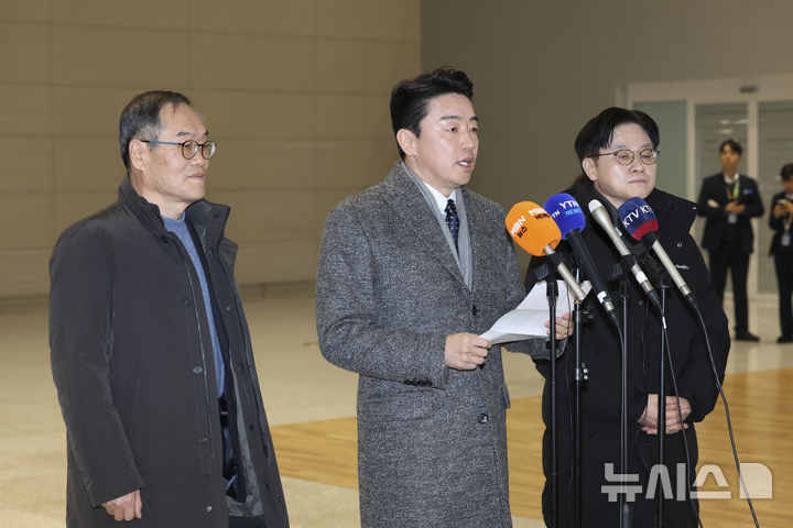[인천공항=뉴시스] 김근수 기자 = 강훈식 대통령 비서실장이 26일 인천 중구 인천국제공항 제2여객터미널에서 '캐나다 초계 잠수함 프로젝트'(CPSP) 사업 등 정부의 캐나다 방산 협력을 지원을 위해 캐나다로 출국 전 취재진 질문에 답하고 있다. 왼쪽부터 이용철 방사청장, 강 비서실장, 김정관 산업통상부 장관. 2026.01.26. ks@newsis.com