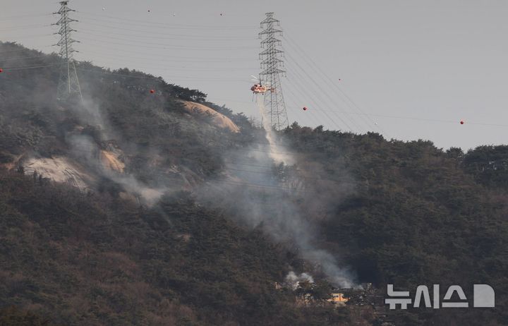 [서울=뉴시스] 권창회 기자 = 지난달 26일 오전 서울 노원구 수락산에서 산불이 발생해 소방헬기가 진화 작업을 벌이고 있다. 2026.01.26. kch0523@newsis.com