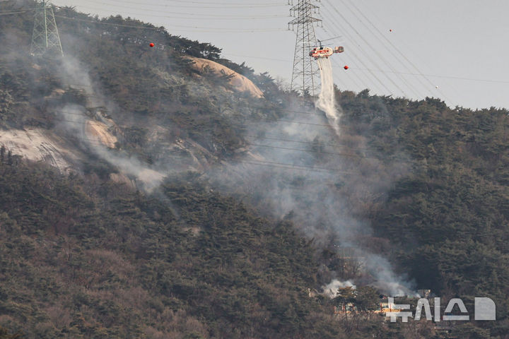 [서울=뉴시스] 권창회 기자 = 26일 오전 서울 노원구 수락산에서 산불이 발생해 소방헬기가 진화 작업을 벌이고 있다. 2026.01.26. kch0523@newsis.com