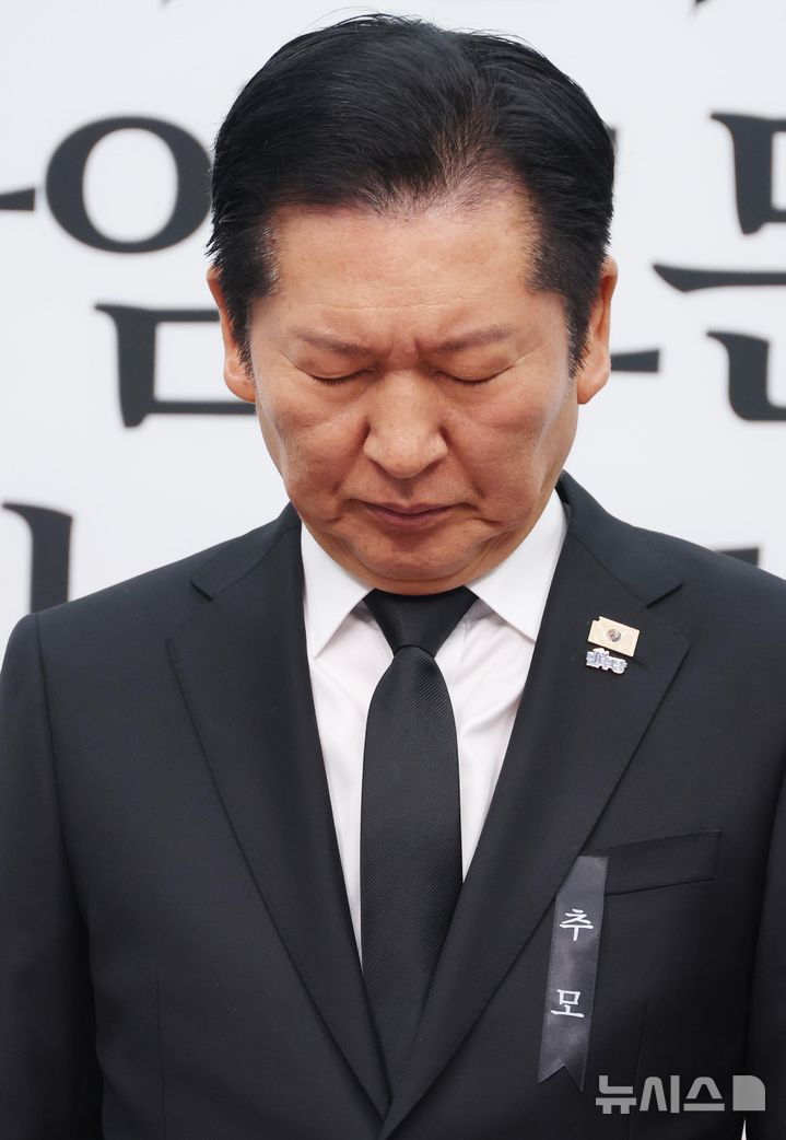 [서울=뉴시스] 조성봉 기자 = 정청래 더불어민주당 대표가 26일 오전 서울 여의도 국회에서 열린 최고위원회의에서 이해찬 민주평화통일자문회의 수석부의장을 추모하며 묵념을 하고 있다.2026.01.26. suncho21@newsis.com