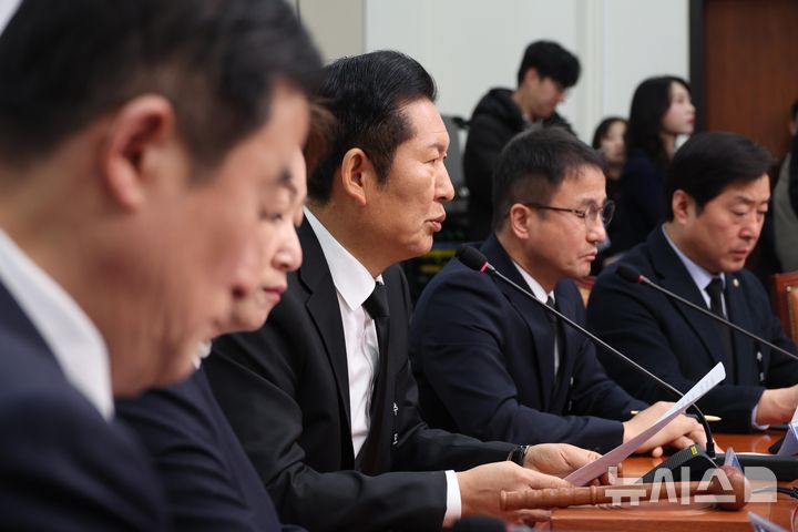 [서울=뉴시스] 조성봉 기자 = 정청래 더불어민주당 대표가 26일 오전 서울 여의도 국회에서 열린 최고위원회의에서 발언을 하고 있다.2026.01.26. suncho21@newsis.com