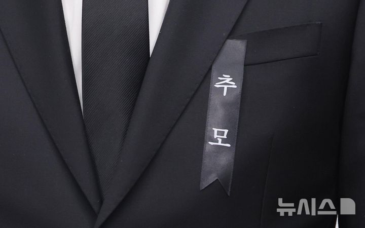 [서울=뉴시스] 조성봉 기자 = 정청래 더불어민주당 대표가 26일 오전 서울 여의도 국회에서 열린 최고위원회의에서 이해찬 민주평화통일자문회의 수석부의장을 추모하며 검은 리본을 착용하고 있다.2026.01.26. suncho21@newsis.com