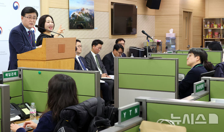 [세종=뉴시스] 강종민 기자 = 김성환 기후에너지환경부 장관이 26일 오전 세종시 정부세종청사에서 "제11차 전력수급기본계획(전기본)의 신규 원전 건설은 계획대로 추진하겠다"고 밝히고 있다. 2026.01.26. ppkjm@newsis.com