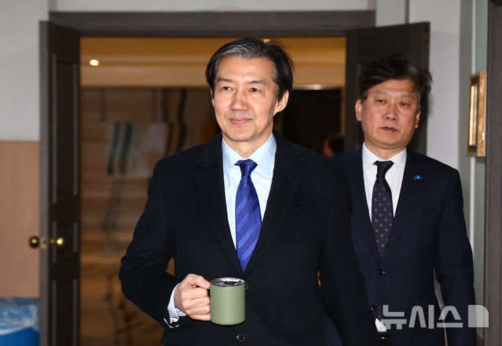 [서울=뉴시스] 김명년 기자 = 조국 조국혁신당 대표가 지난달 26일 오전 서울 여의도 중소기업중앙회에서 열린 당무위원회에 참석하기 위해 이동하고 있다. 2026.01.26. kmn@newsis.com