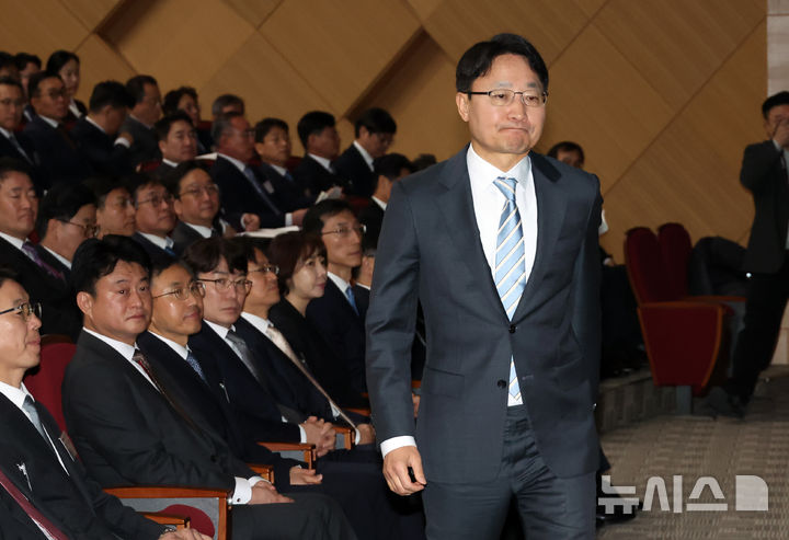 [세종=뉴시스] 강종민 기자 = 임광현 국세청장이 26일 세종시 정부세종2청사에서 열린 전국 세무관서장 회의에서 단상으로 향하고 있다. 2026.01.26. ppkjm@newsis.com