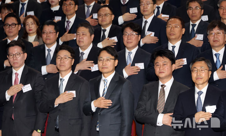 [세종=뉴시스] 강종민 기자 = 임광현 국세청장이 26일 세종시 정부세종2청사에서 열린 전국 세무관서장 회의에서 국민의례를 하고 있다. 2026.01.26. ppkjm@newsis.com